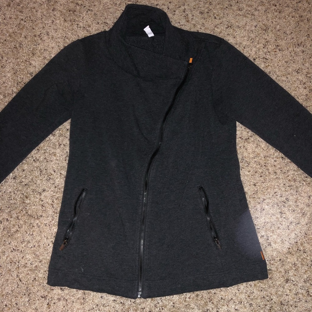 Lucy cross Zip